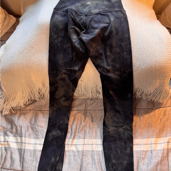 Lululemon Stylish Dark Patterned Leggings Size 00 - Picture 2 of 2